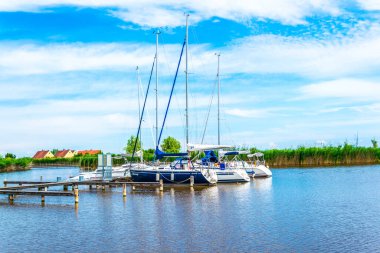 Avusturya 'da paslanmış marina manzarası