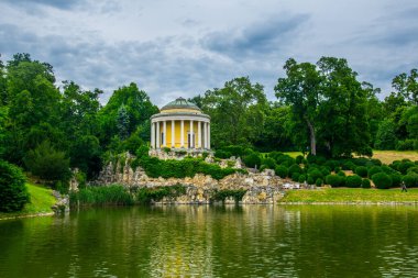 Avusturya 'nın Eisenstadt kentindeki Esterhazy saray parkının içindeki leopoldina tapınağının görüntüsü