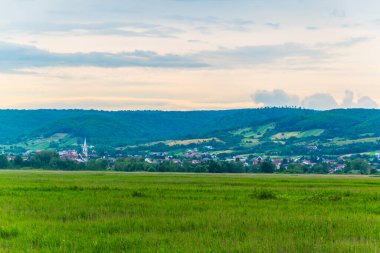 Burgenland 'daki tarlaların manzarası küçük köyler arasında ve tepe tepe arkaplan