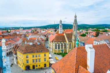 Fo ter 'in havadan görünüşü - Macar şehrinin ana meydanı Sopron Kutsal Üçlü Sütun ve Keçi Kilisesi dahil