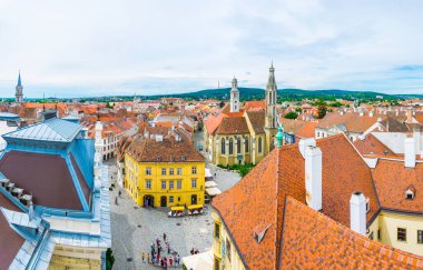 Fo ter 'in havadan görünüşü - Macar şehrinin ana meydanı Sopron Kutsal Üçlü Sütun ve Keçi Kilisesi dahil