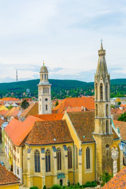 Fo ter 'in havadan görünüşü - Macar şehrinin ana meydanı Sopron Kutsal Üçlü Sütun ve Keçi Kilisesi dahil