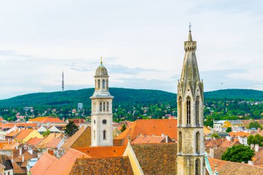 Fo ter 'in havadan görünüşü - Macar şehrinin ana meydanı Sopron Kutsal Üçlü Sütun ve Keçi Kilisesi dahil