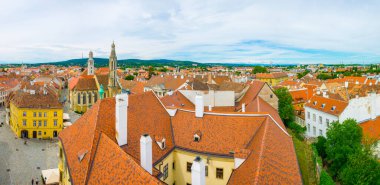 Fo ter 'in havadan görünüşü - Macar şehrinin ana meydanı Sopron Kutsal Üçlü Sütun ve Keçi Kilisesi dahil