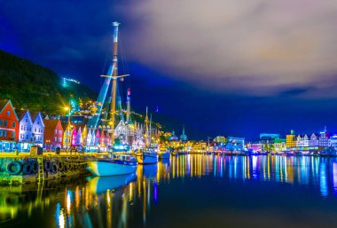 Norveç 'in Bergen kentindeki bir limanın gece görüşü