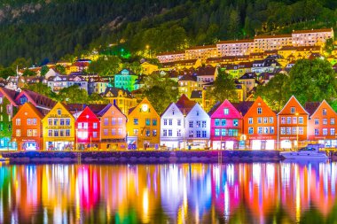 Norveç 'in Bergen kentindeki tarihi bir ahşap bölgenin gece manzarası