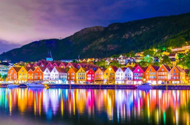 Norveç 'in Bergen kentindeki tarihi bir ahşap bölgenin gece manzarası