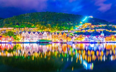 Norveç 'in Bergen kentindeki tarihi bir ahşap bölgenin gece manzarası
