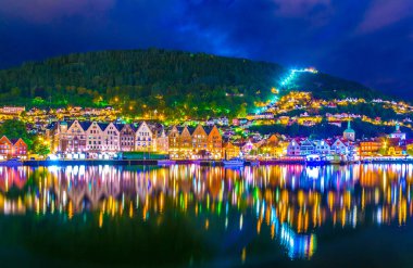 Norveç 'in Bergen kentindeki tarihi bir ahşap bölgenin gece manzarası