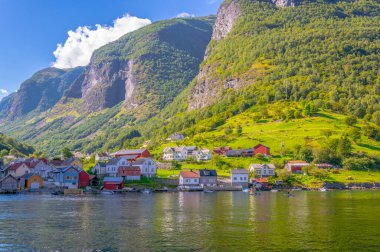 Norwa 'daki Aurlandsfjord' un kıyısındaki bir köyün manzarası - Unesco askere yazıldı.