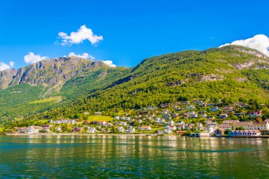 Norwa 'daki Aurlandsfjord' un kıyısındaki bir köyün manzarası - Unesco askere yazıldı.
