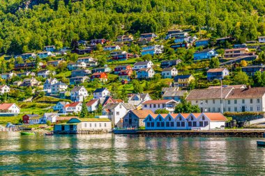 Norwa 'daki Aurlandsfjord' un kıyısındaki bir köyün manzarası - Unesco askere yazıldı.