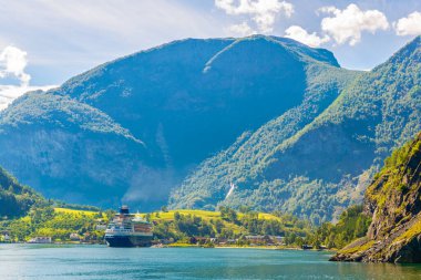 Aurlandsfjor 'un sonunda birkaç yolcu gemisinin demirlediği Flam köyü manzarası.