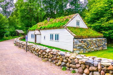 Norwa, Oslo 'daki Norveçli halk müzesinde geleneksel bir çiftlik evi manzarası