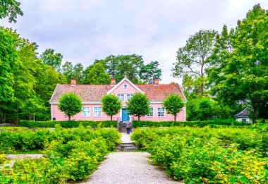 Norwa, Oslo 'daki Norveçli halk müzesinde geleneksel bir çiftlik evi manzarası