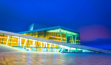 Osl 'daki opera binasının gece manzarası.