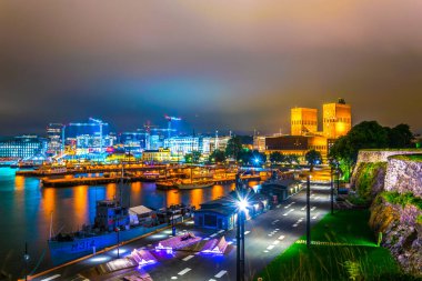 Norwa belediyesinin hakim olduğu islo limanının gece manzarası.