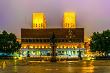 Oslo, Norwa 'daki belediye binasının gece manzarası.