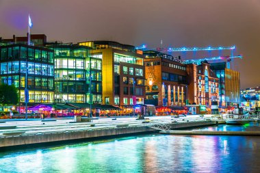 Norveç 'in Oslo kentindeki bir limanın gece manzarası