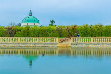 Kromeriz 'deki Kvetna Zahrada bahçesinin içindeki yapay gölet görüntüsü Unesco Dünya Mirası sitesi olarak kaydolmuş.
