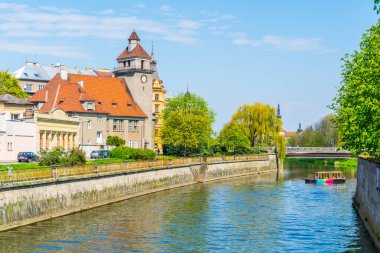 Czech şehri Olomouc 'ta evanjelik bir kilisesi olan Morava nehrinin kıyısında.