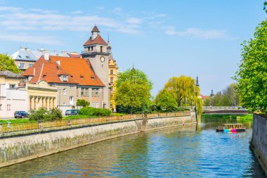 Czech şehri Olomouc 'ta evanjelik bir kilisesi olan Morava nehrinin kıyısında.