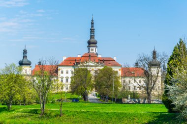 Çek Cumhuriyeti 'nin Olomouc kenti yakınlarındaki eski Hradisko manastırında yer alan bir askeri hastane manzarası