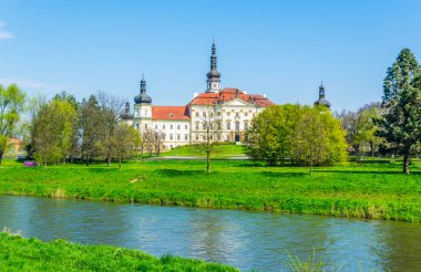 Çek Cumhuriyeti 'nin Olomouc kenti yakınlarındaki eski Hradisko manastırında yer alan bir askeri hastane manzarası