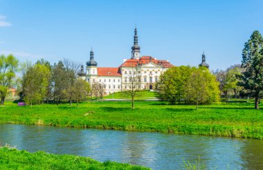 Çek Cumhuriyeti 'nin Olomouc kenti yakınlarındaki eski Hradisko manastırında yer alan bir askeri hastane manzarası