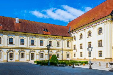 Çek Cumhuriyeti 'nin Olomouc kenti yakınlarındaki eski Hradisko manastırında bulunan bir askeri hastanenin avlusunda.