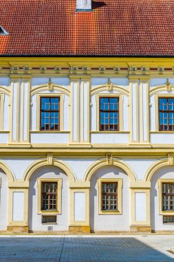 Çek Cumhuriyeti 'nin Olomouc kenti yakınlarındaki eski Hradisko manastırında bulunan bir askeri hastanenin avlusunda.