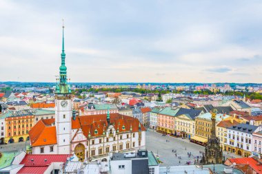 Üst meydanın ve Çekler şehrinin belediye binasının havadan manzarası.