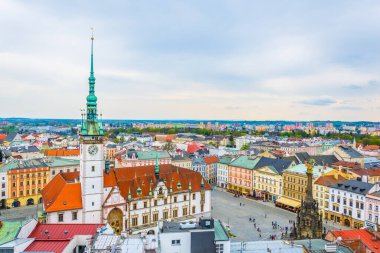 Üst meydanın ve Çekler şehrinin belediye binasının havadan manzarası.
