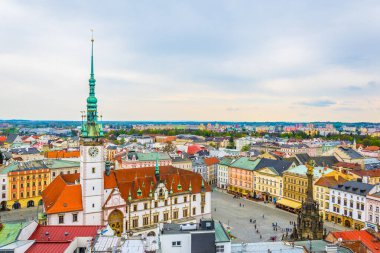 Üst meydanın ve Çekler şehrinin belediye binasının havadan manzarası.
