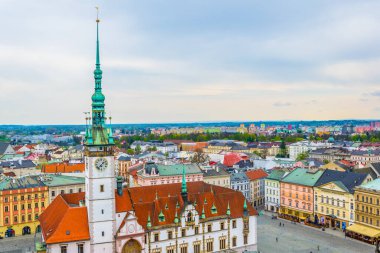 Üst meydanın ve Çekler şehrinin belediye binasının havadan manzarası.