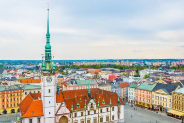 Üst meydanın ve Çekler şehrinin belediye binasının havadan manzarası.