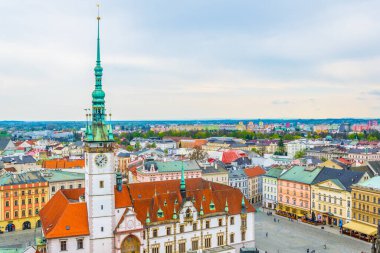 Üst meydanın ve Çekler şehrinin belediye binasının havadan manzarası.