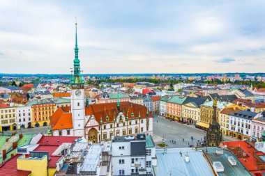 Üst meydanın ve Çekler şehrinin belediye binasının havadan manzarası.