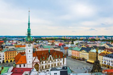 Üst meydanın ve Çekler şehrinin belediye binasının havadan manzarası.