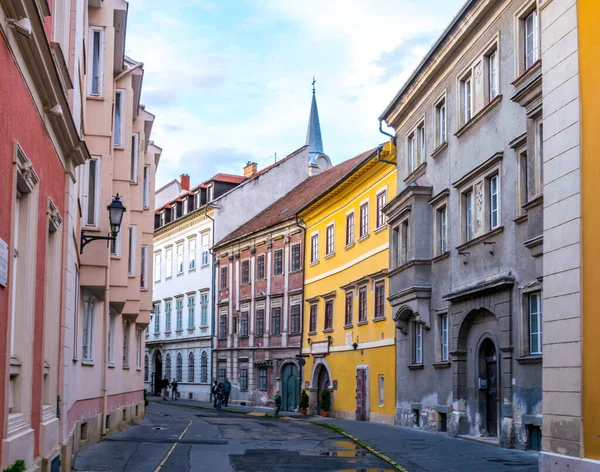Macaristan 'ın Sopron kentindeki Dar Sokak