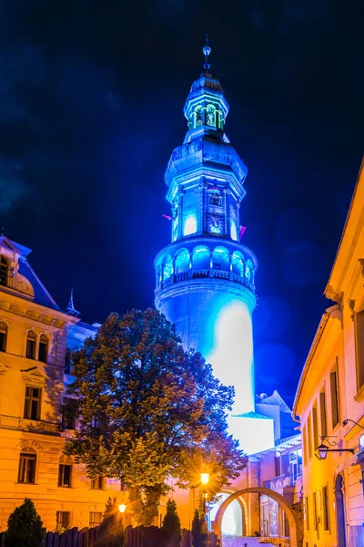 Macaristan Sopron 'da gece boyunca yangın kulesi manzarası