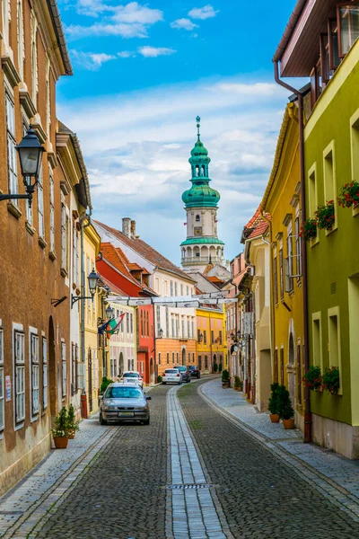Widok Wieżę Strażacką Przez Wąską Ulicę Starego Miasta Sopron Węgry — Zdjęcie stockowe
