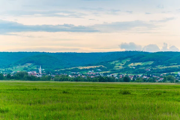 Burgenland 'daki tarlaların manzarası küçük köyler arasında ve tepe tepe arkaplan