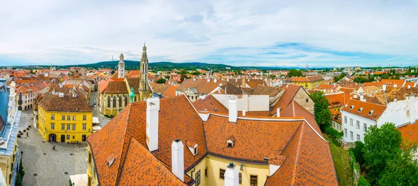 Fo ter 'in havadan görünüşü - Macar şehrinin ana meydanı Sopron Kutsal Üçlü Sütun ve Keçi Kilisesi dahil