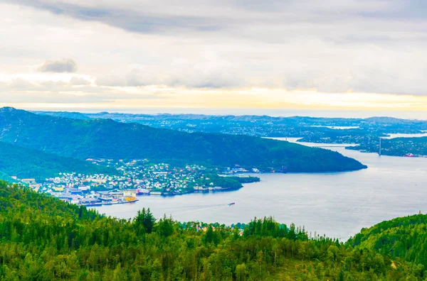 Bergen, Norwa 'daki Floyen Tepesi' nin etrafındaki doğa