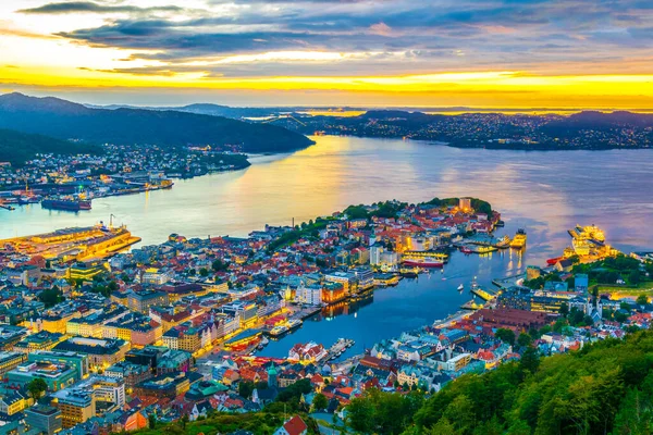 Bergen 'de gün batımı manzarası ve dağ çiçeğinden liman manzarası