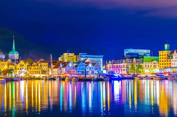 Norveç 'in Bergen kentindeki bir limanın gece görüşü