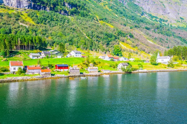 Norwa 'daki Aurlandsfjord' un kıyısındaki bir köyün manzarası - Unesco askere yazıldı.