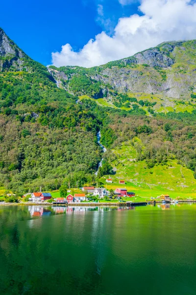 Norwa 'daki Aurlandsfjord' un kıyısındaki bir köyün manzarası - Unesco askere yazıldı.