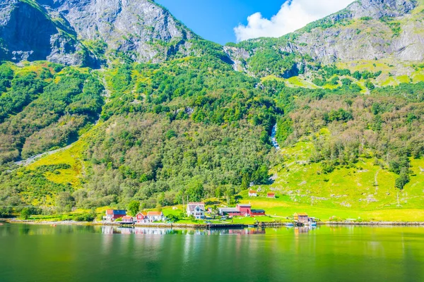 Norwa 'daki Aurlandsfjord' un kıyısındaki bir köyün manzarası - Unesco askere yazıldı.